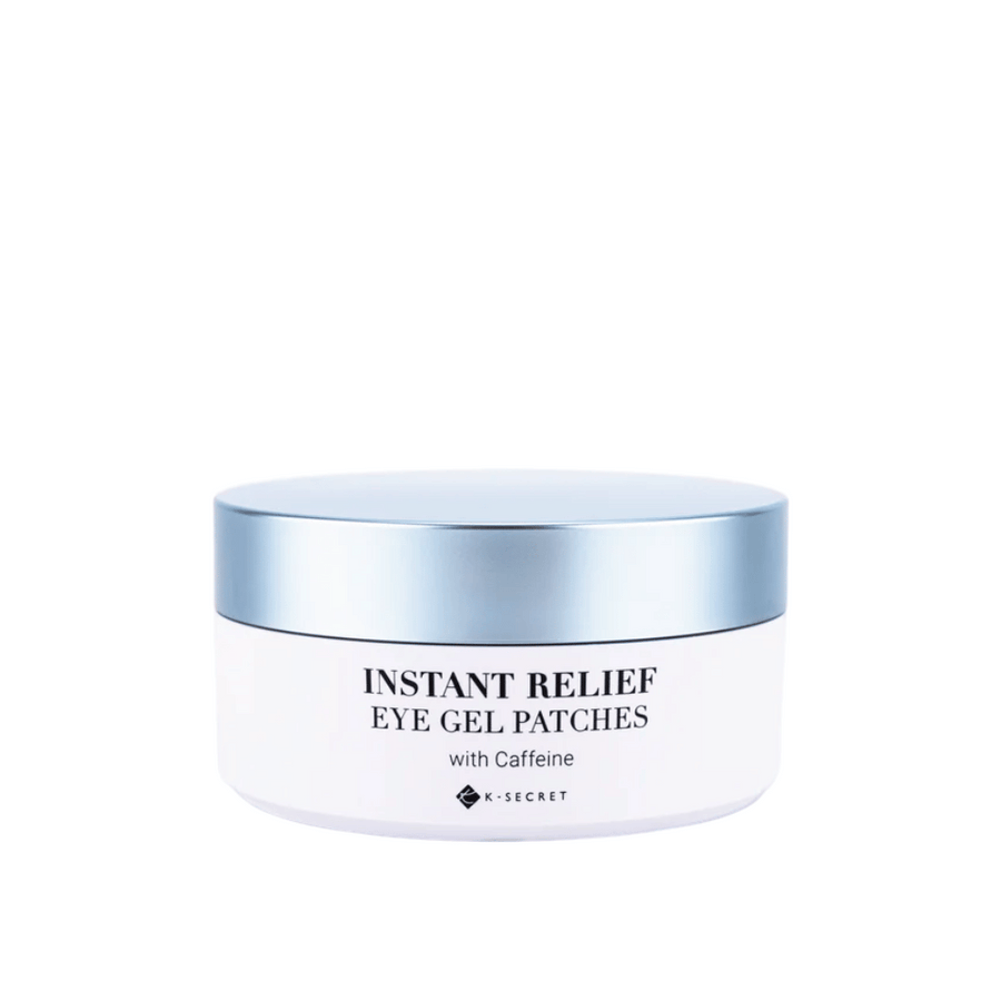 Kozarec s K-Secret Instant Relief Eye Gel Patches s kofeinom in modrim pokrovom.