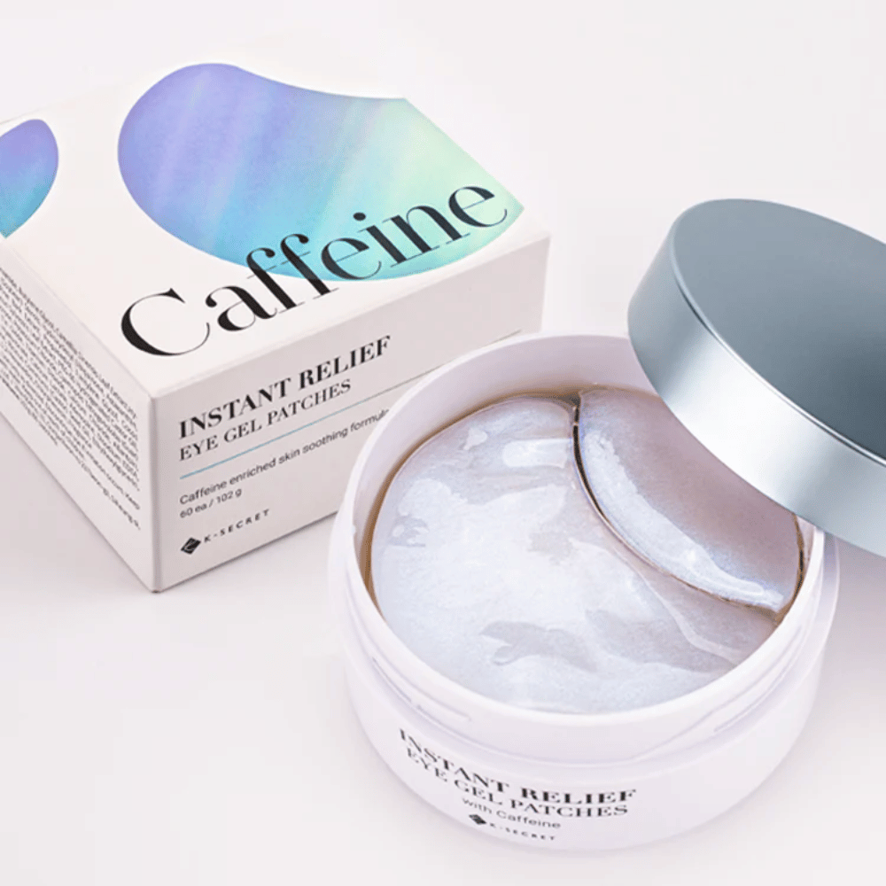 Kozarec in embalaža K-Secret Instant Relief Eye Gel Patches s kofeinom, odprta in prikazuje bleščeče hidrogelne obliže.
