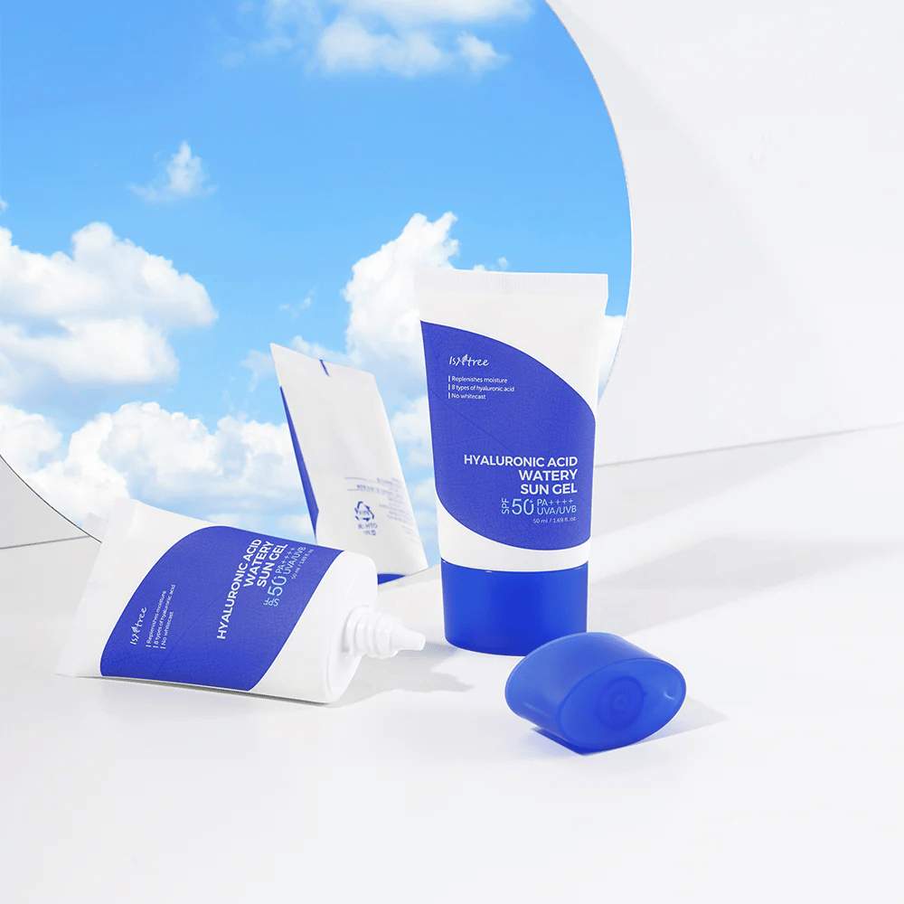 Komplet Isntree Hyaluronic Acid Watery Sun Gel Set na beli podlagi.