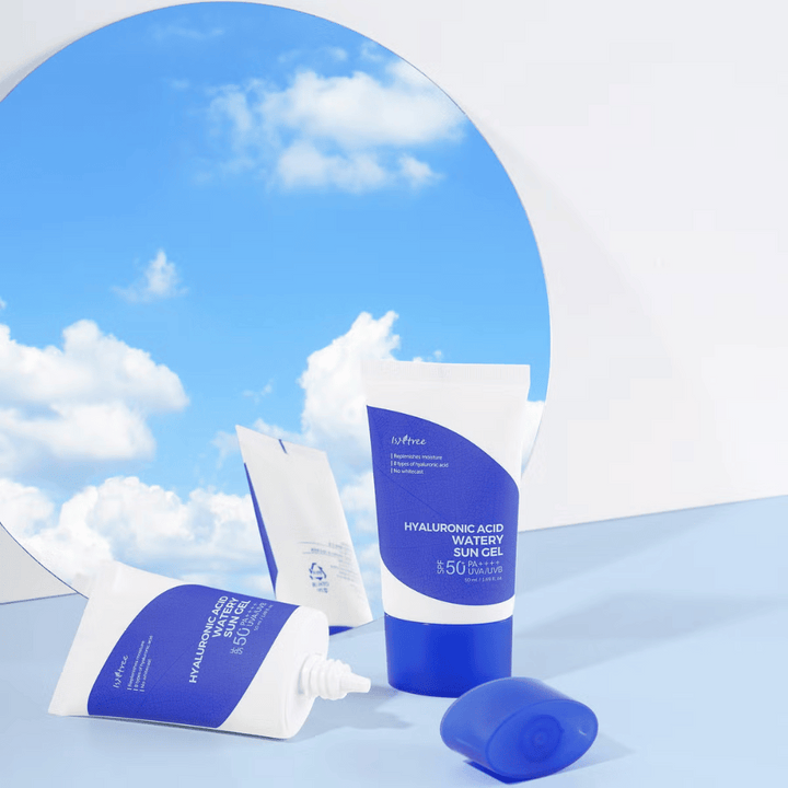 Modro-bela Hyaluronic Acid Watery Sun Gel 50 ml set za nego kože z SPF50+ na beli podlagi od Isntree.