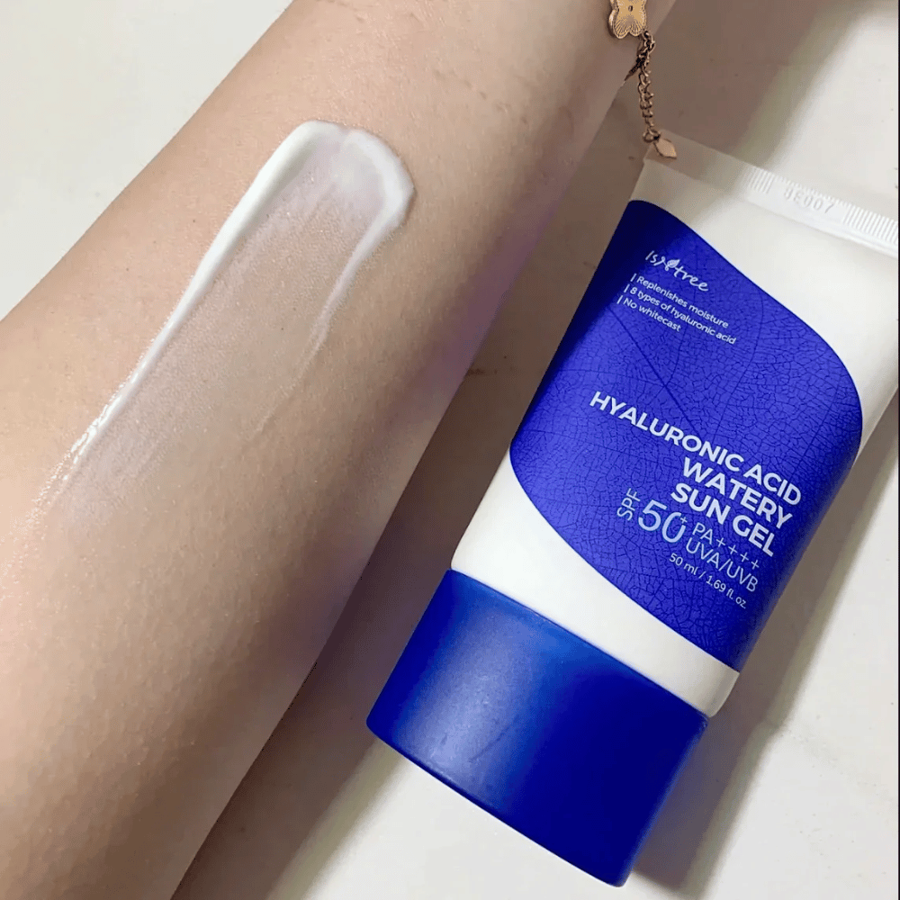 Isntree Hyaluronic Acid Watery Sun Gel SPF50+ PA++++ 50ml – vlažilna sončna krema s hialuronsko kislino, prikazana na koži brez belega sleda.