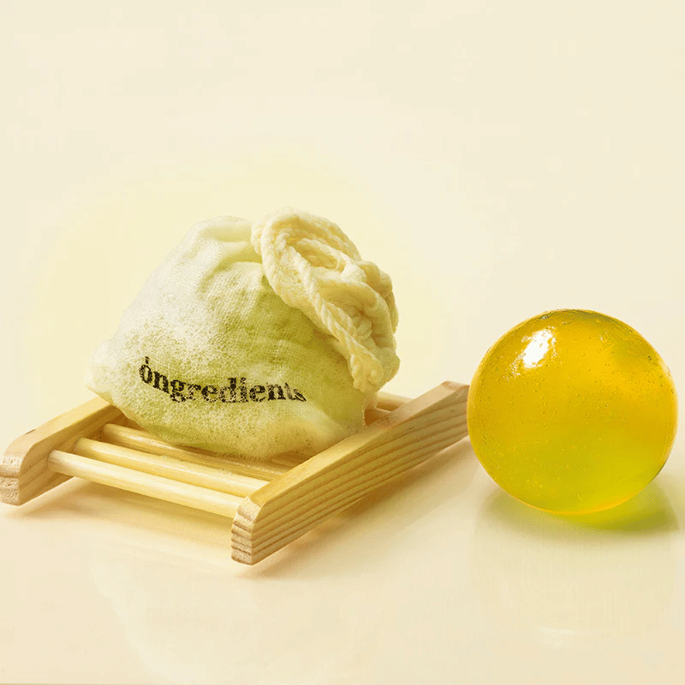Ongredients Jeju Cica Cleansing Ball – trdno čistilo s tekstilno vrečko, nežno do kože in narejeno iz rastlinskih sestavin.