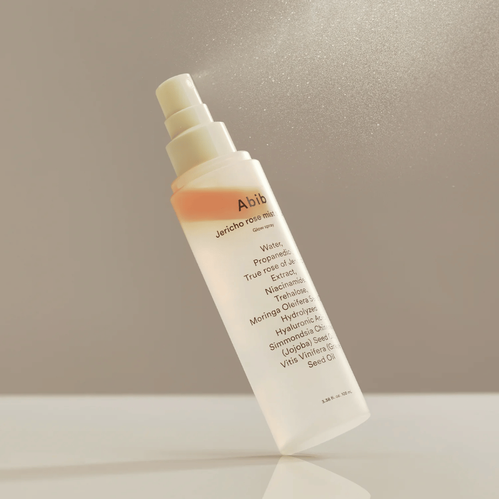 Abib Jericho Rose Mist Serum se razprši v zrak. Lahek in svež meglica z oljem vrtnice in moringe za naravni sijaj.