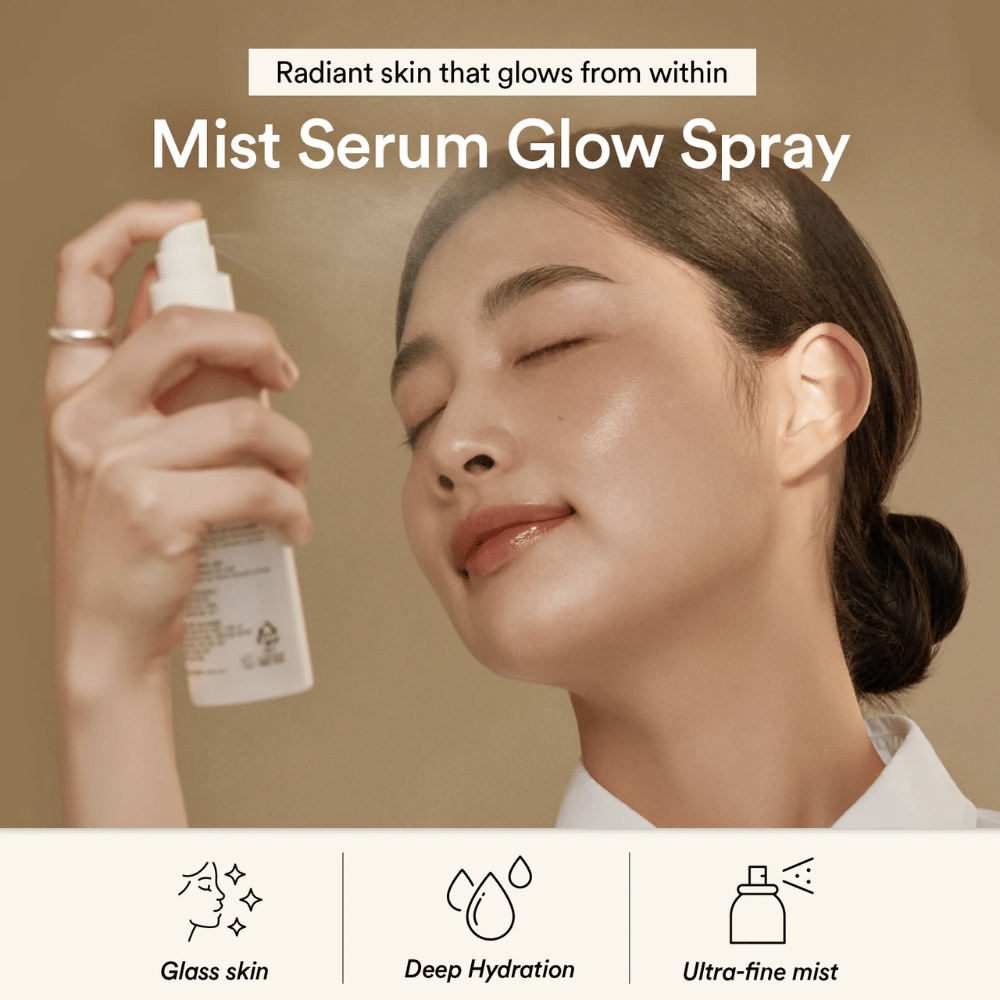 Ženska razprši Abib Jericho Rose Mist Serum na obraz. Fina meglica, ki zagotavlja globoko vlaženje in sijajni učinek.