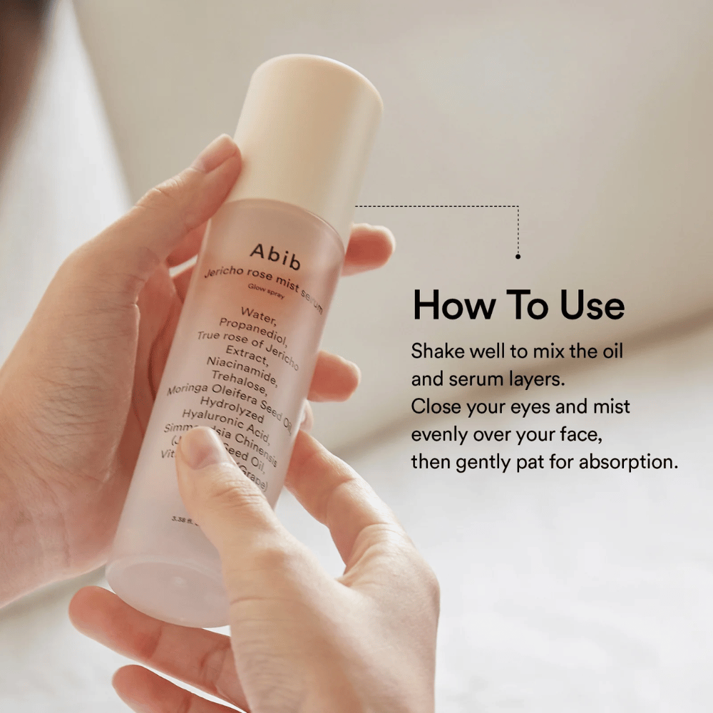 Oseba drži Abib Jericho Rose Mist Serum in pokaže, kako stresati steklenico za mešanje olja in seruma pred uporabo.
