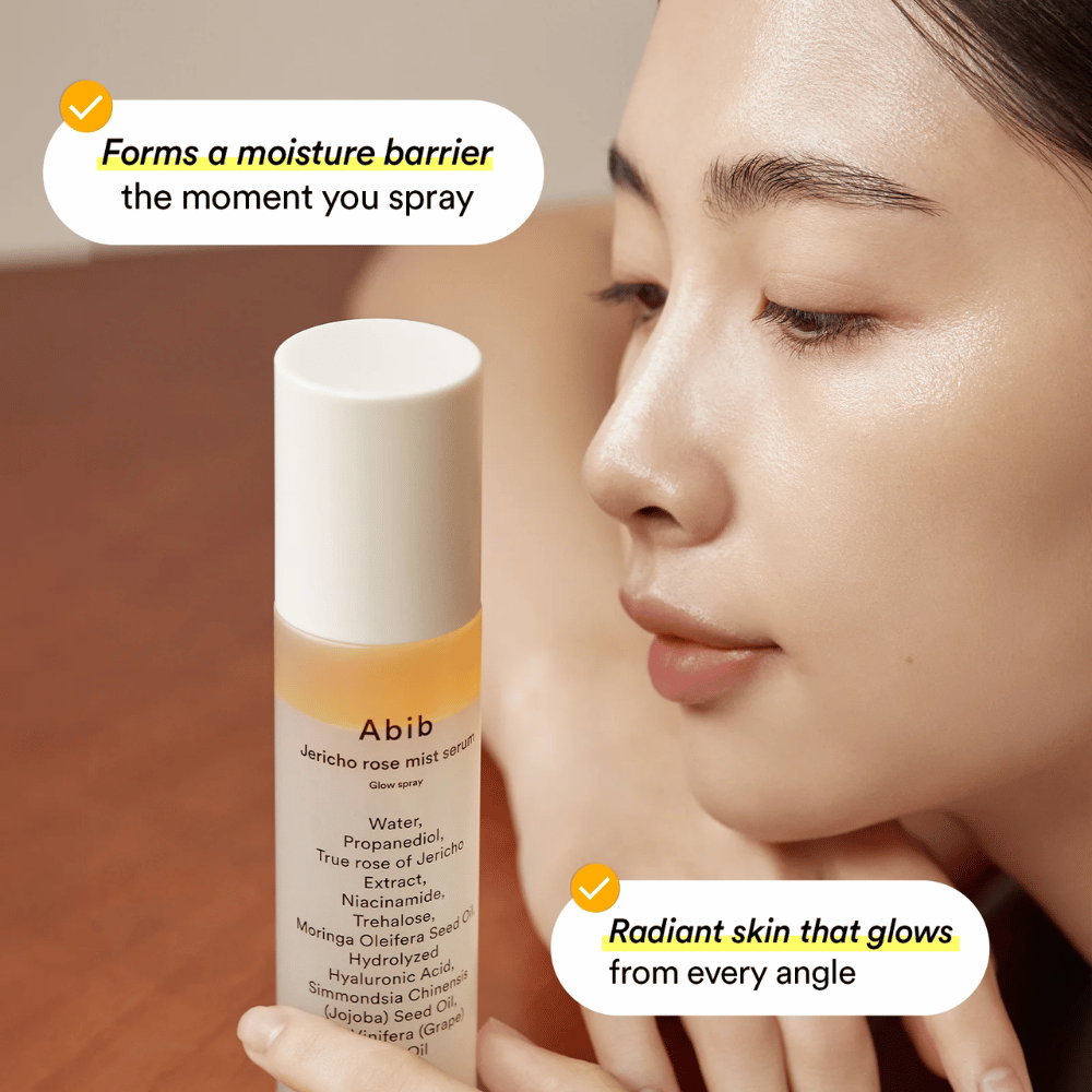 Ženska pokaže svojo navlaženo kožo po uporabi Abib Jericho Rose Mist Serum. Ustvarja zaščitno vlažilno pregrado.