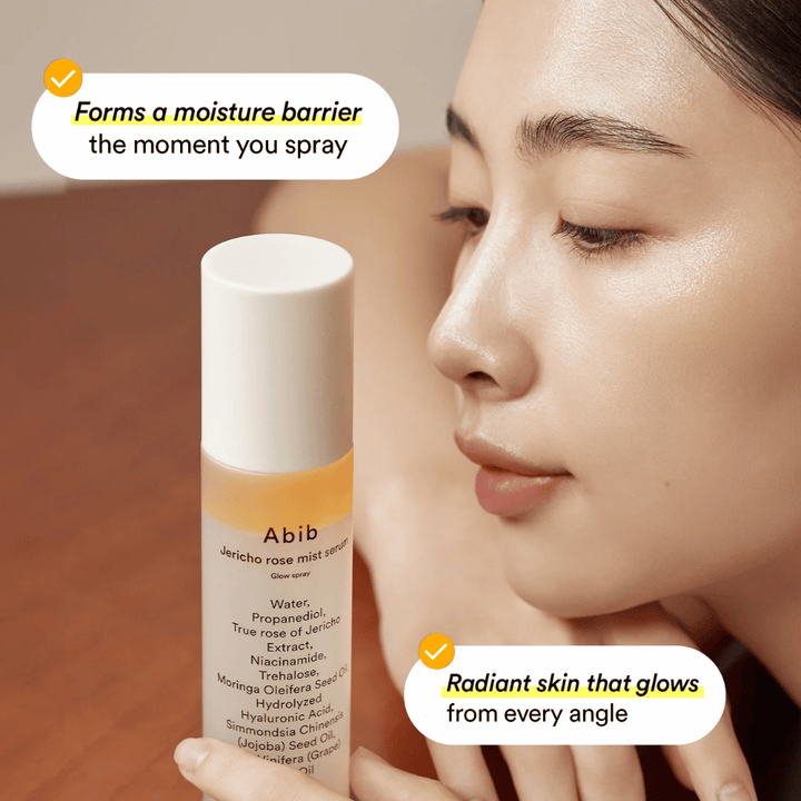 Ženska pokaže svojo navlaženo kožo po uporabi Abib Jericho Rose Mist Serum. Ustvarja zaščitno vlažilno pregrado.