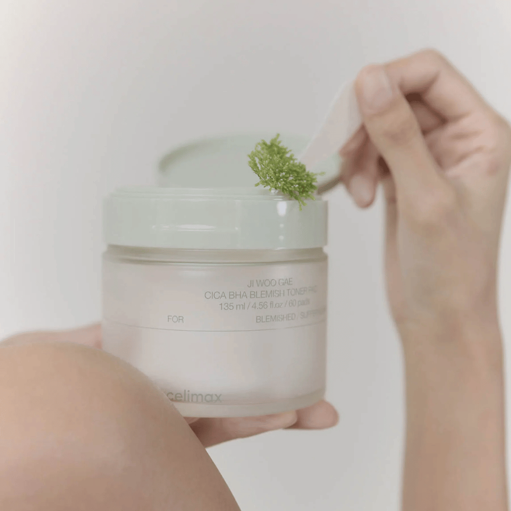 Celimax Ji Woo Gae Cica BHA Blemish Toner Pad s centella ekstraktom prikazan v uporabi – blaga eksfoliacija za čisto kožo.