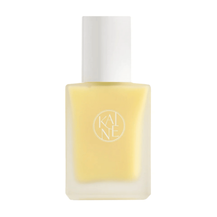 Rumena steklenička Vita Drop Serum 30ml na beli podlagi s KAINE izdelki za nego kože.