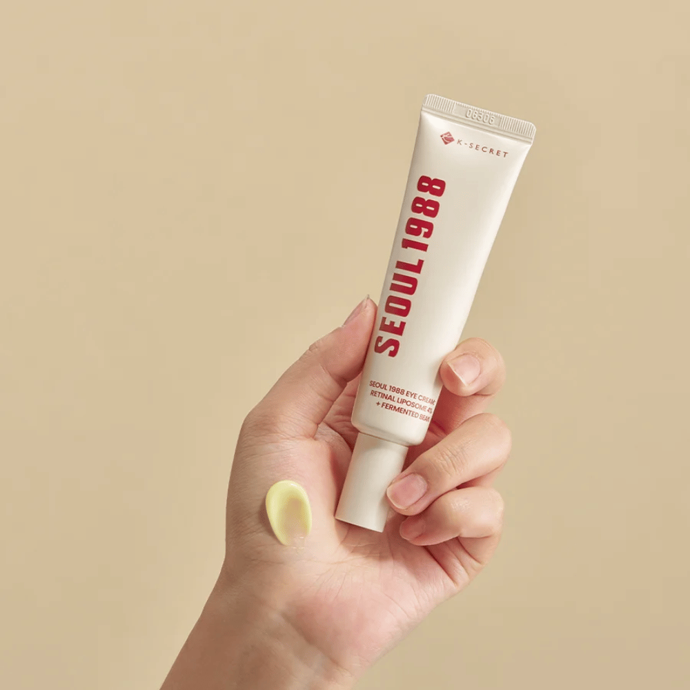 SEOUL 1988 Eye Cream - Retinal Liposome 4% + Fermented Bean

Hranilna krema za oči, ki vsebuje 4% Retinal Liposome in fermentirane fižole za zmanjšanje drobnih linij, izboljšanje elastičnosti kože in vlaženje občutljivega predela okoli oči.

🌿 Prednosti:
✔ Zmanjšuje gube in temne kolobarje
✔ Krepi kožno pregrado in daje čvrstejšo kožo
✔ Lahko vpojna in primerna za občutljivo kožo

Popolna za mladosten in sijoč videz! 👀✨