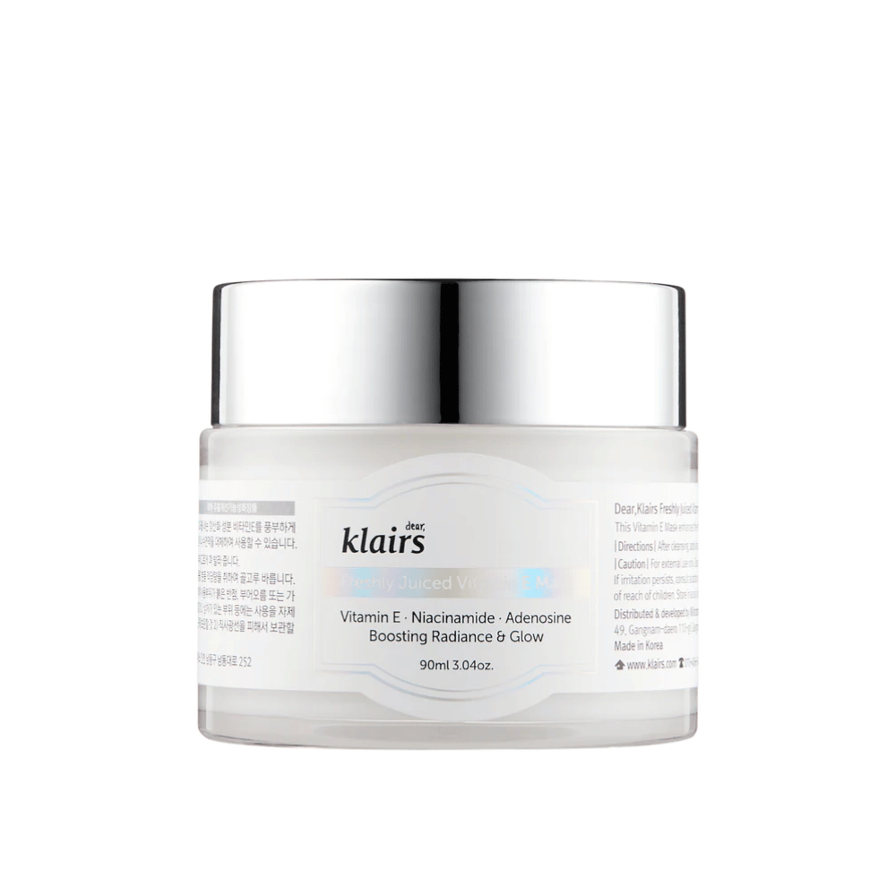 Zaprta bela posoda Klairs Freshly Juiced Vitamin E Mask z besedilom o vitaminu E, niacinamidu in adenozinu za sijaj, na beli podlagi.