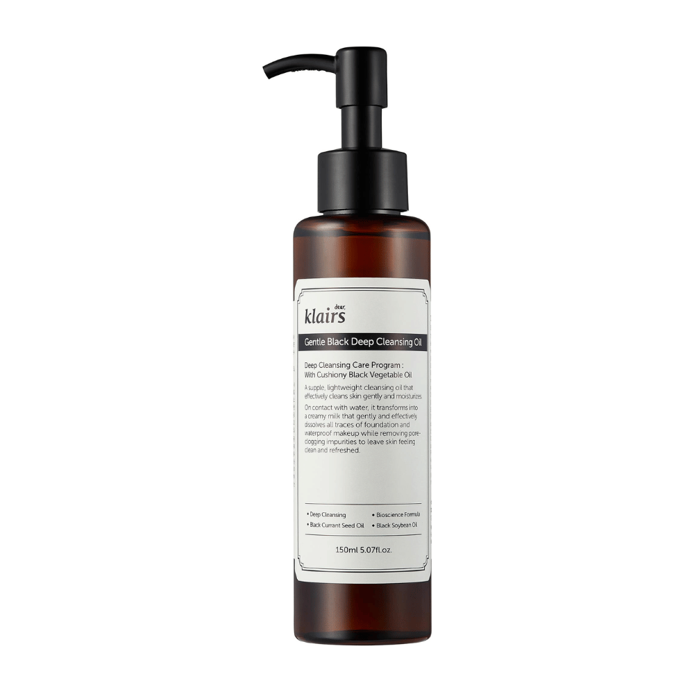 Steklenica Klairs Gentle Black Deep Cleansing Oil, čistilnega olja, s črno črpalko in besedilom, ki opisuje izdelek, na beli podlagi.