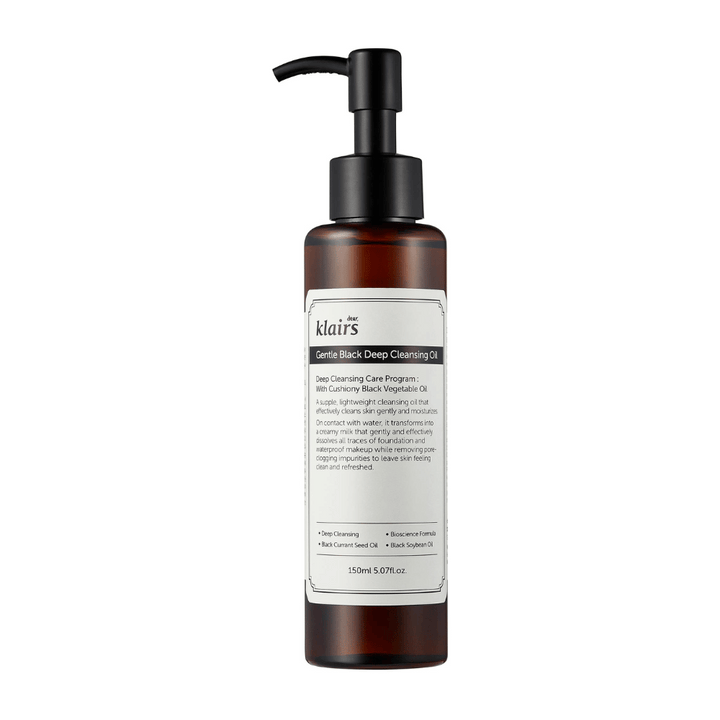 Steklenica Klairs Gentle Black Deep Cleansing Oil, čistilnega olja, s črno črpalko in besedilom, ki opisuje izdelek, na beli podlagi.