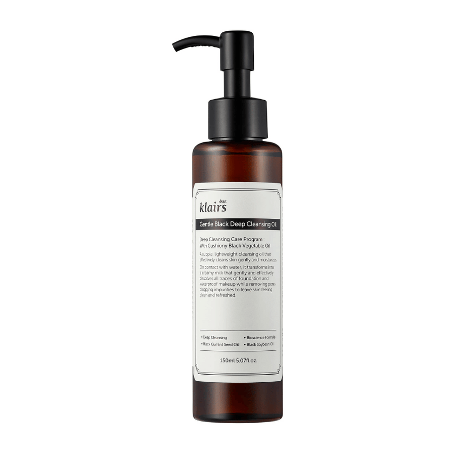 Steklenica Klairs Gentle Black Deep Cleansing Oil, čistilnega olja, s črno črpalko in besedilom, ki opisuje izdelek, na beli podlagi.