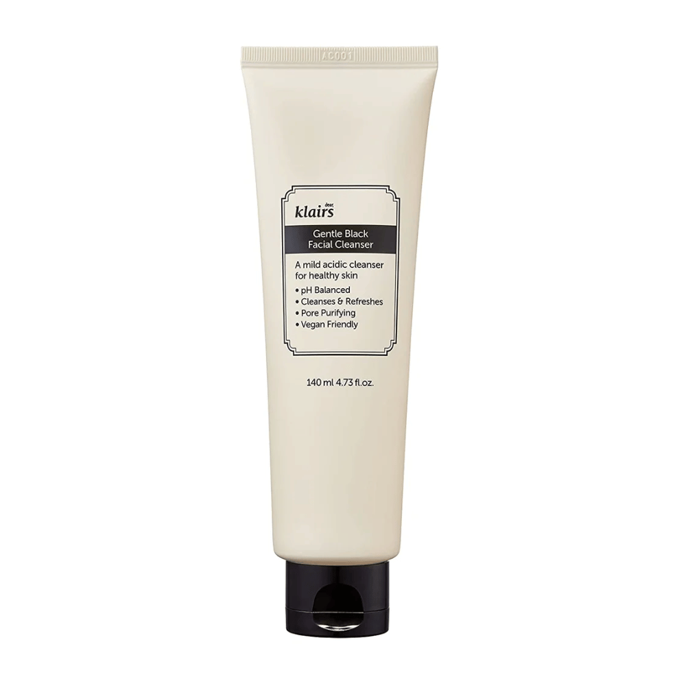 Ena tuba Klairs Gentle Black Facial Cleanser s črnim pokrovčkom in besedilom o lastnostih, kot so nežen in pH-uravnovešen, na čisti beli podlagi.