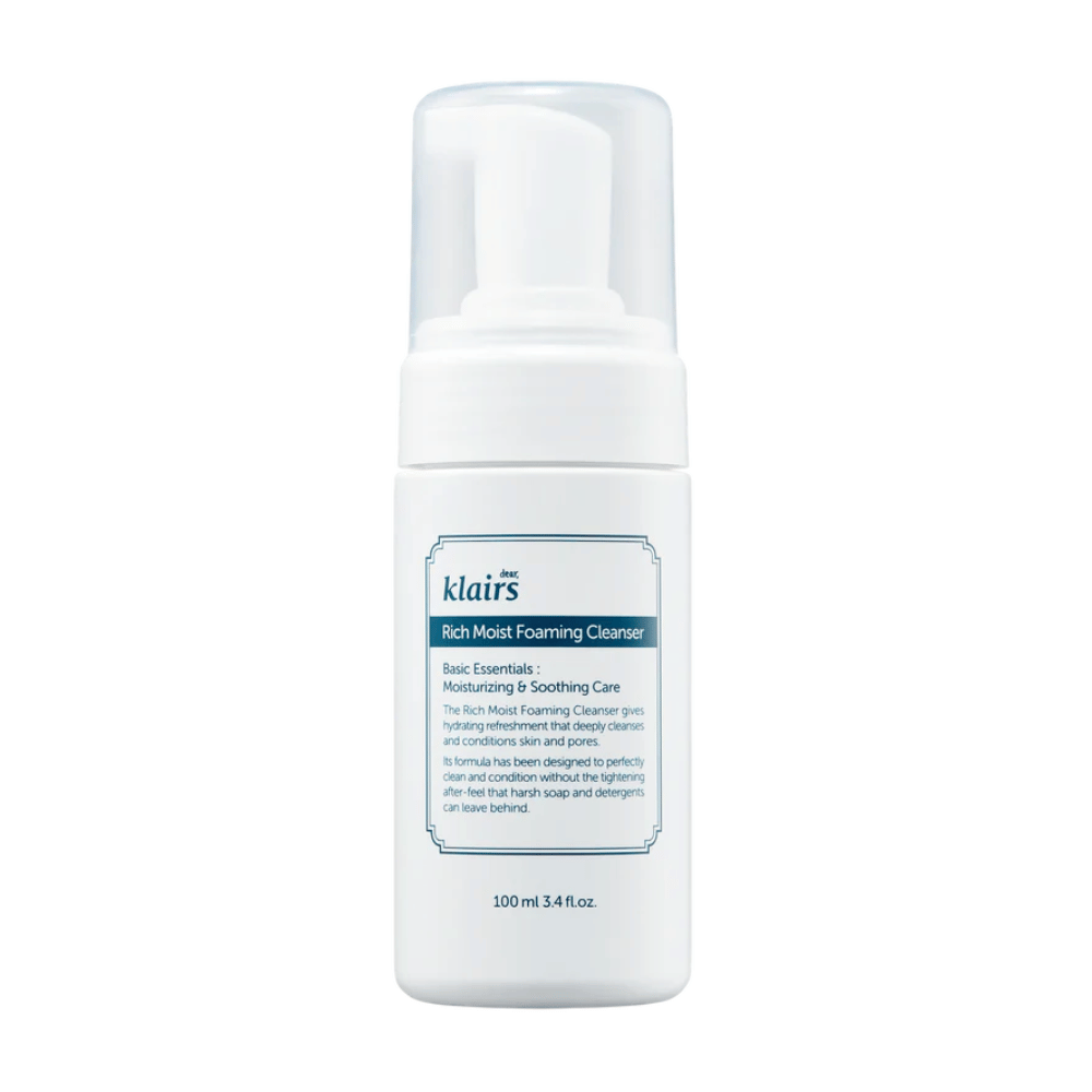 Steklenička s črpalko Klairs Rich Moist Foaming Cleanser z opisom vlažilnih in pomirjujočih lastnosti, na beli podlagi.