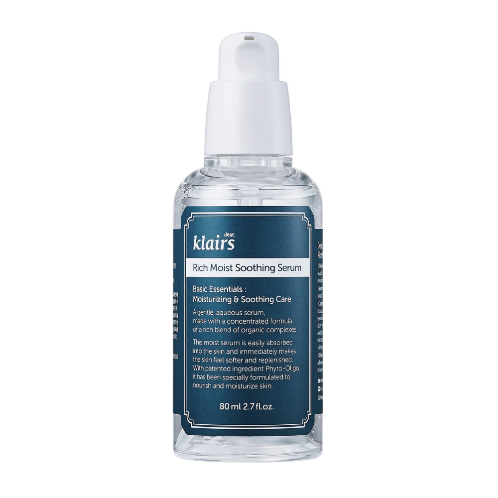 Prozorna steklenica s Klairs Rich Moist Soothing Serum in belim kapalnim zamaškom na beli podlagi.