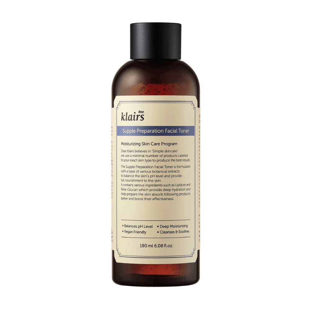 Rjava steklenica Klairs Supple Preparation Facial Toner z belo etiketo, podrobne informacije o izdelku in prednosti, na beli podlagi.