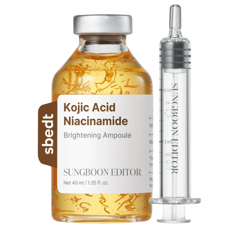 7. SUNGBOON EDITOR Kojic Acid Niacinamide Brightening Ampoule 40 ml – zlata steklenička seruma z vidnimi aktivnimi nitkami in prozornim aplikatorjem na belem ozadju