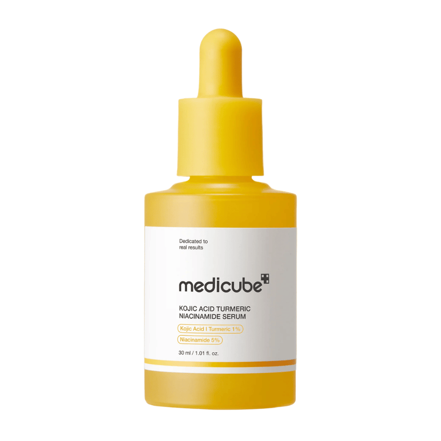 Izrezana slika izdelka Medicube Kojic Acid Turmeric Niacinamide Serum z rumeno stekleničko in pipeto. Minimalističen dizajn in tople barve ustvarjajo moden in kliničen vtis, hkrati pa izdelek povezujejo z žarečo in posvetlitveno nego kože.