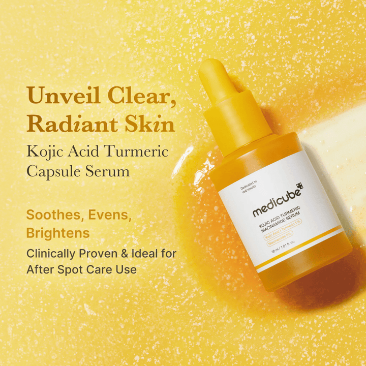 Promocijska slika Medicube Kojic Acid Turmeric Niacinamide Serum z izrazito rumeno barvno paleto, ki poudarja sijaj, lesk in lastnosti za izboljšanje kože. Poudarek je na pomirjanju kože, izenačevanju tena kože in zagotavljanju bolj jasnega videza po negi po aknah.