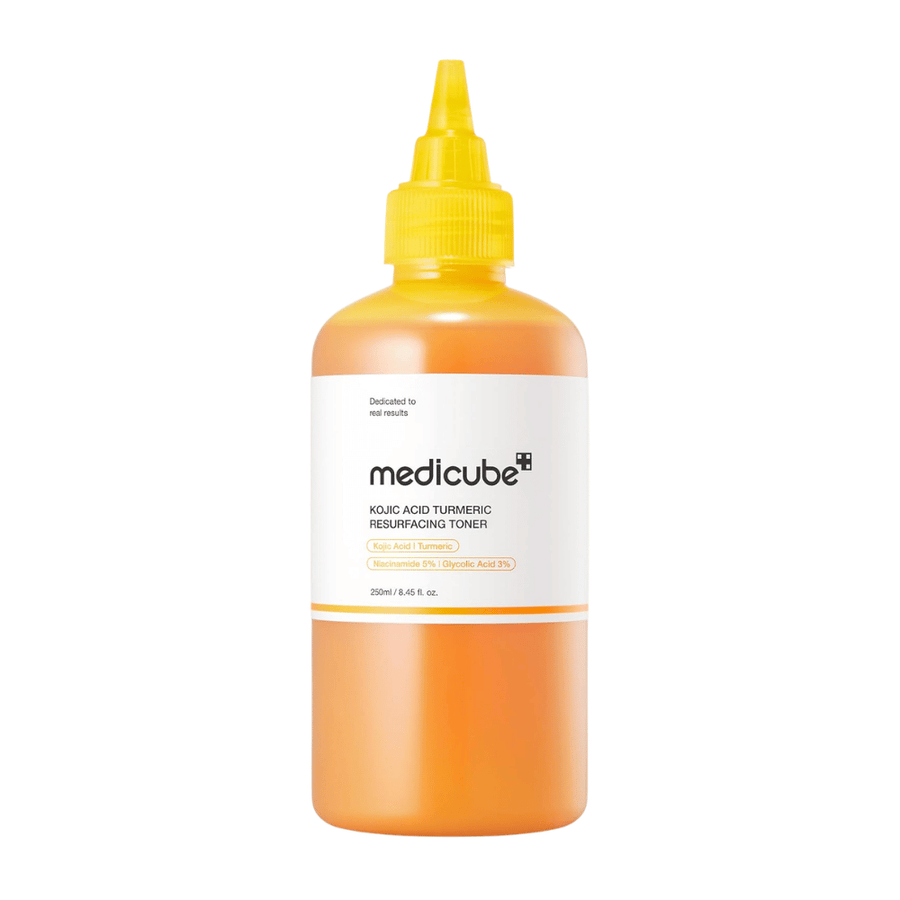 Izrezana slika izdelka Medicube Kojic Acid Turmeric Resurfacing Toner v rumeni aplikatorski steklenički za eksfoliativno nego kože in izboljšano teksturo kože.