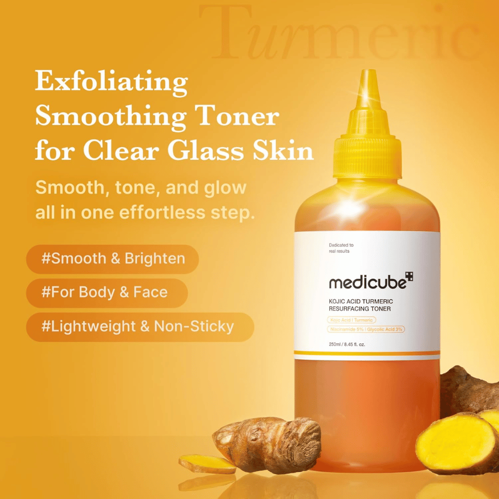 Promocijska slika za Medicube Kojic Acid Turmeric Resurfacing Toner, ki izpostavlja eksfoliativni tonik za obraz za sijaj, enakomernejši ten kože in lahko vlažilno formulo za obraz in telo.