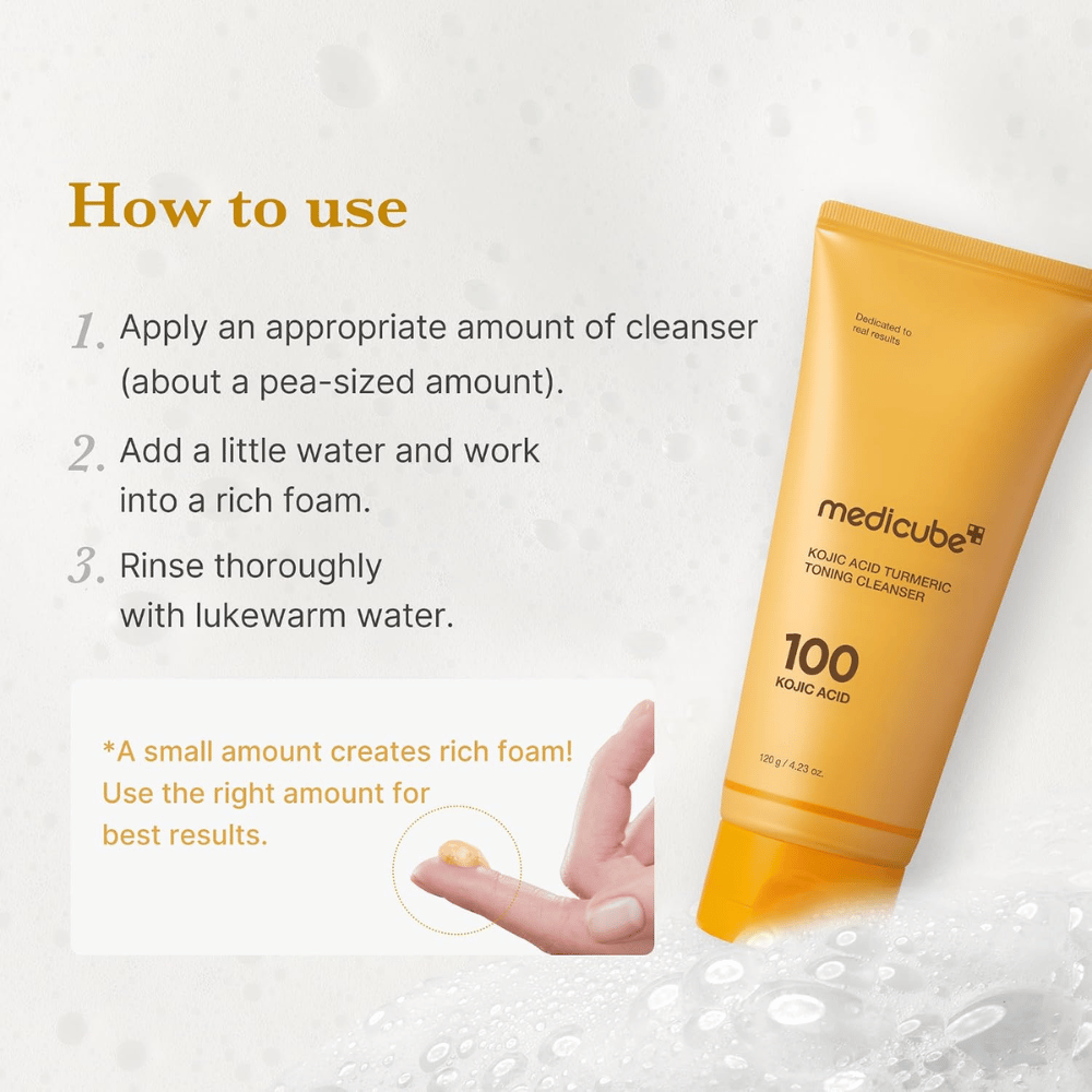 Medicube Kojic Acid Turmeric Toning Cleanser z navodili za uporabo v treh korakih. Rumena tuba čistila in gel na konici prsta, ki prikazuje odmerjanje.