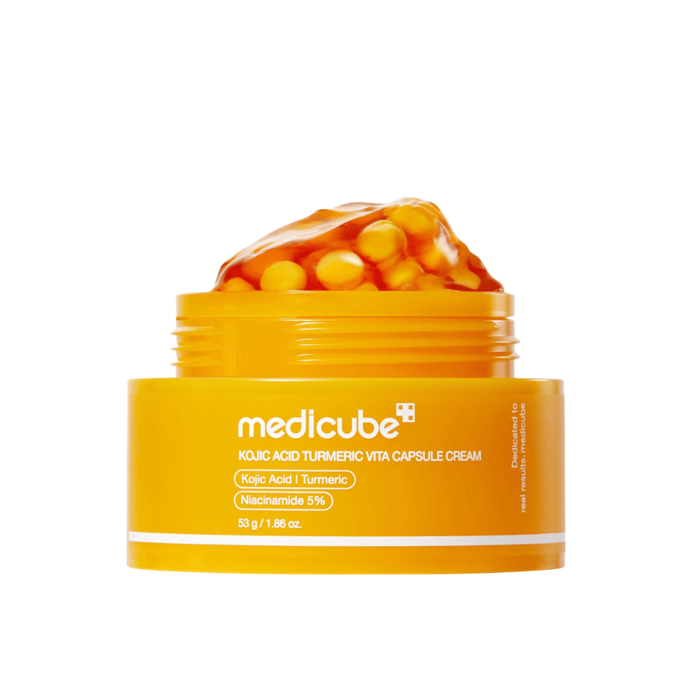 5. Medicube Kojic Acid Turmeric Vita Capsule Cream 53 g – rumen lonček z gel-kremo in kapsulami na belem ozadju