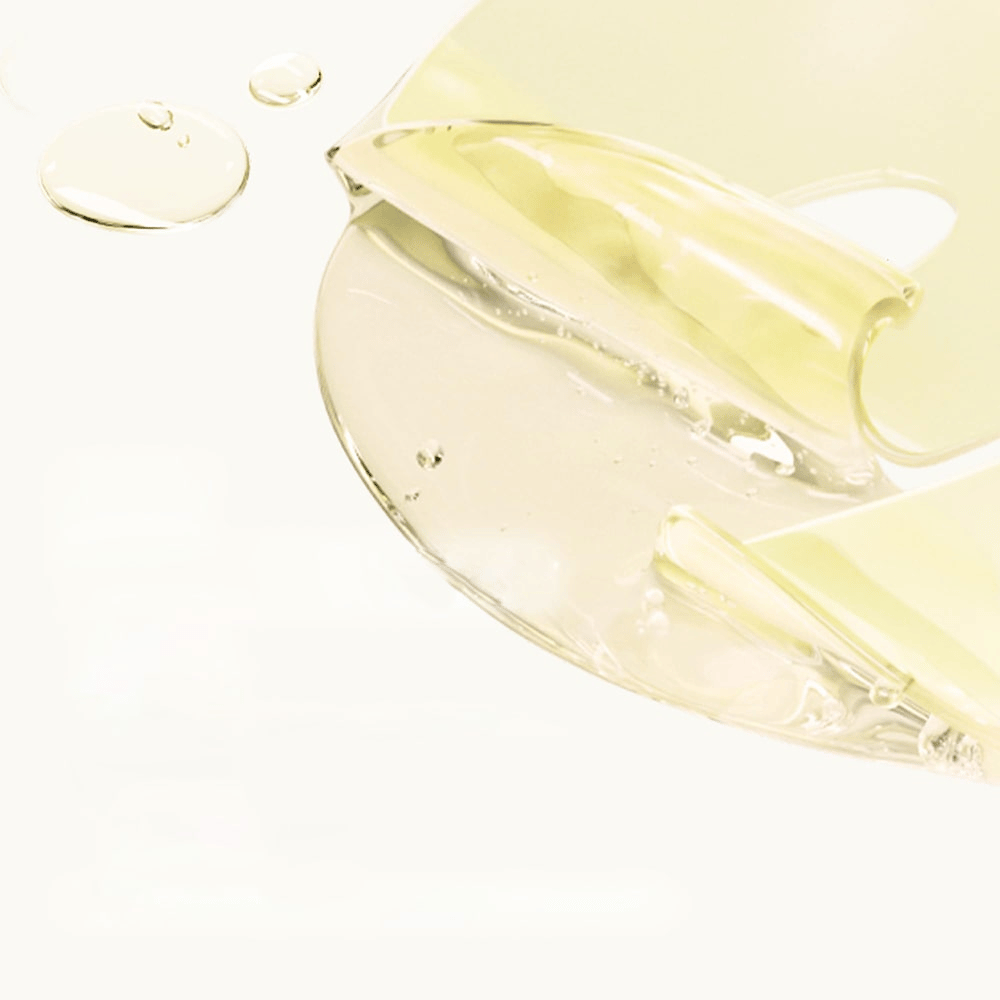 Bližnji posnetek Medicube Kojic Acid Turmeric Brightening Gel Mask – prozorna gel maska z zlato barvo in vidnimi kapljicami seruma.