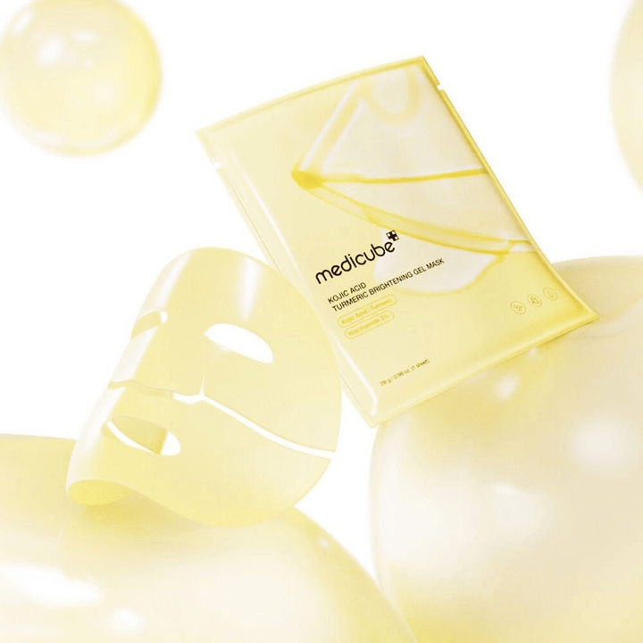 Medicube Kojic Acid Turmeric Brightening Gel Mask – gel maska za sijaj s kojinsko kislino in kurkumo, vidna v prozorni maski in rumeni embalaži.
