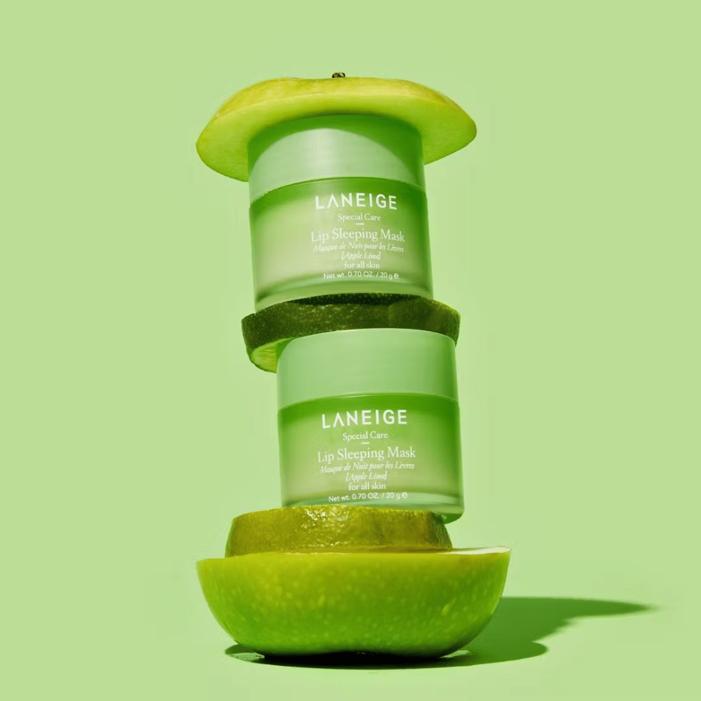 Dva lončka LANEIGE Lip Sleeping Mask Apple Lime 20g sta naložena drug na drugega in zagotavljata vlaženje.