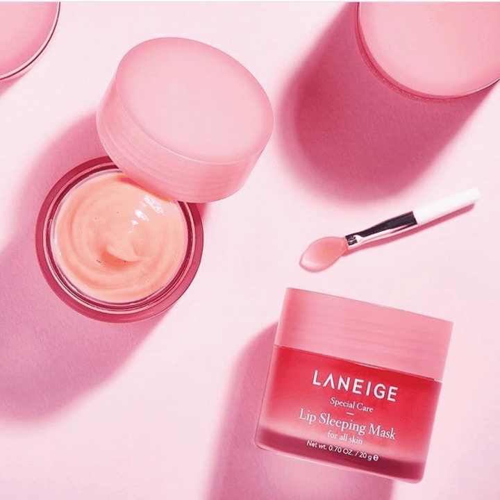 K-beauty's Laneige's Lip Sleeping Mask Berry 20g na roza ozadju.