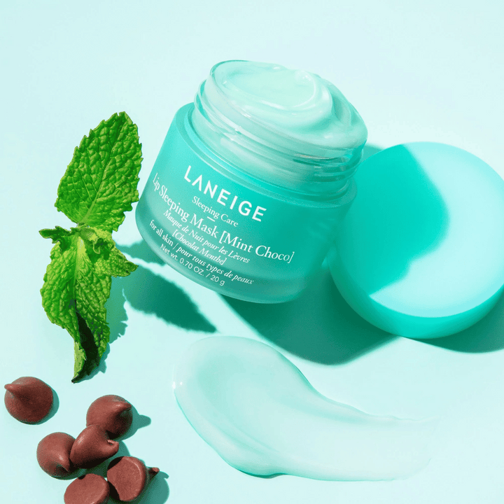 LANEIGE's Lip Sleeping Mask Mint Choco 20g na modrem ozadju.