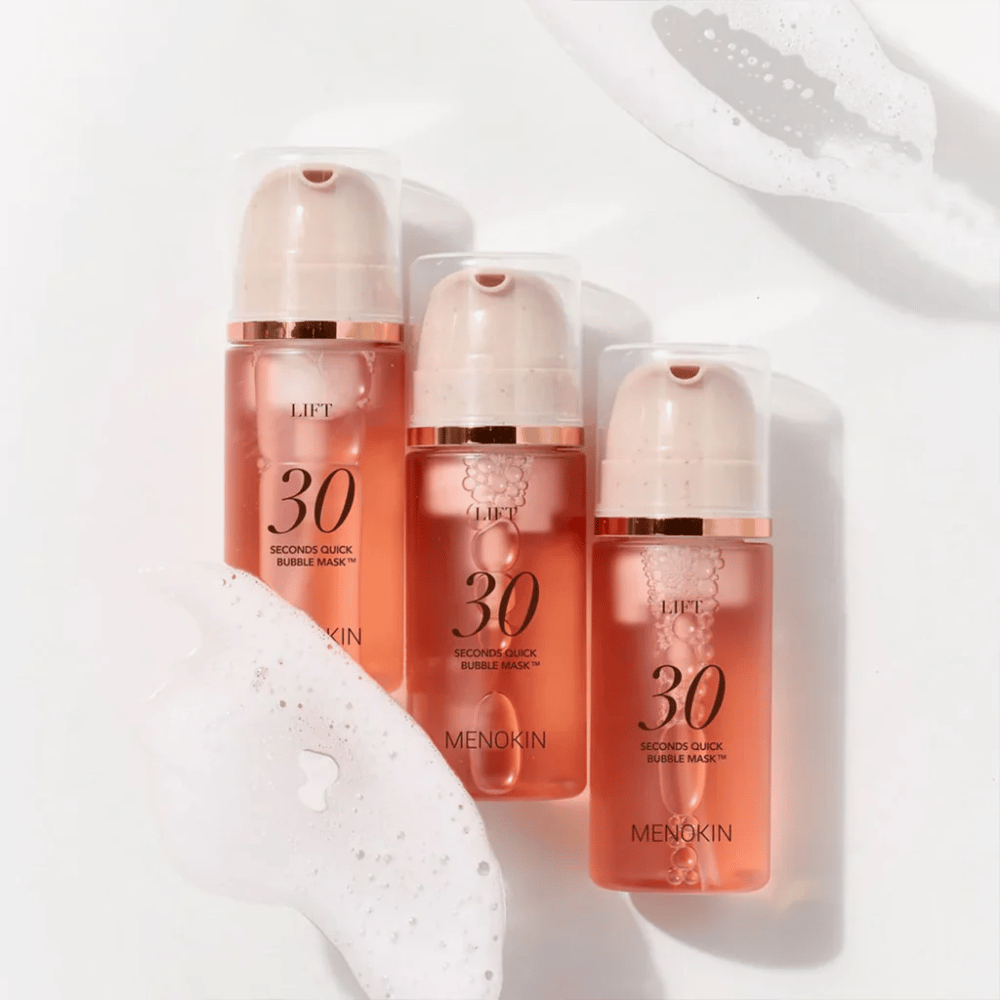 Estetska produktna slika s tremi stekleničkami izdelka MENOKIN LIFT 30 Seconds Quick Bubble Mask, obdanimi z mehko peno, ki poudarja mehurčkasti in čistilni učinek.