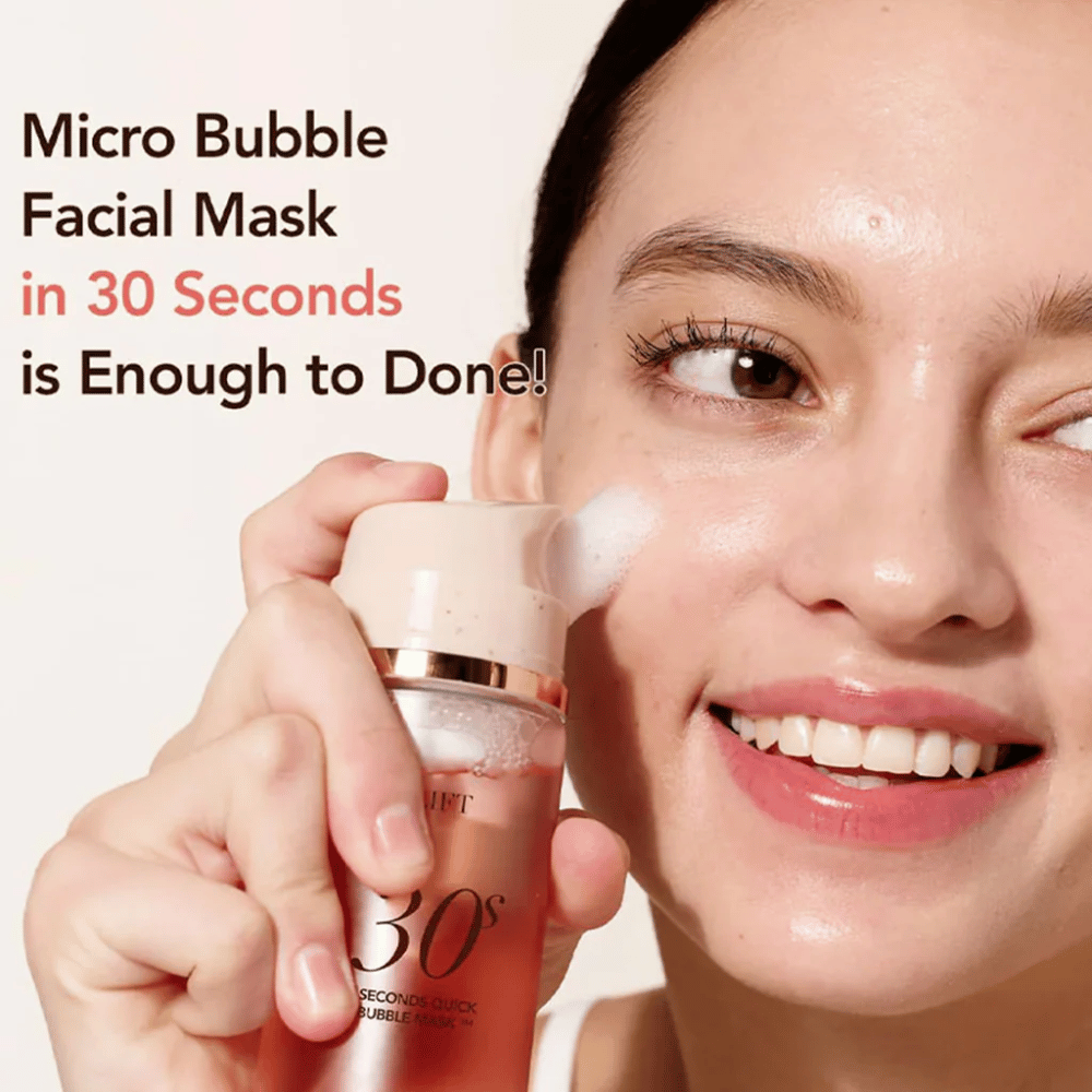 Življenjska slika, na kateri model nanaša MENOKIN bubble mask neposredno na kožo z mikromehurčki, skupaj z besedilom, ki poudarja hitro nego obraza v 30 sekundah.