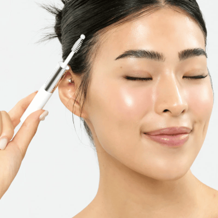 Ženska nanaša Seapuri Lashrum Eyelash Enhancing Serum na trepalnice. Spodbuja naravno rast in sijaj.