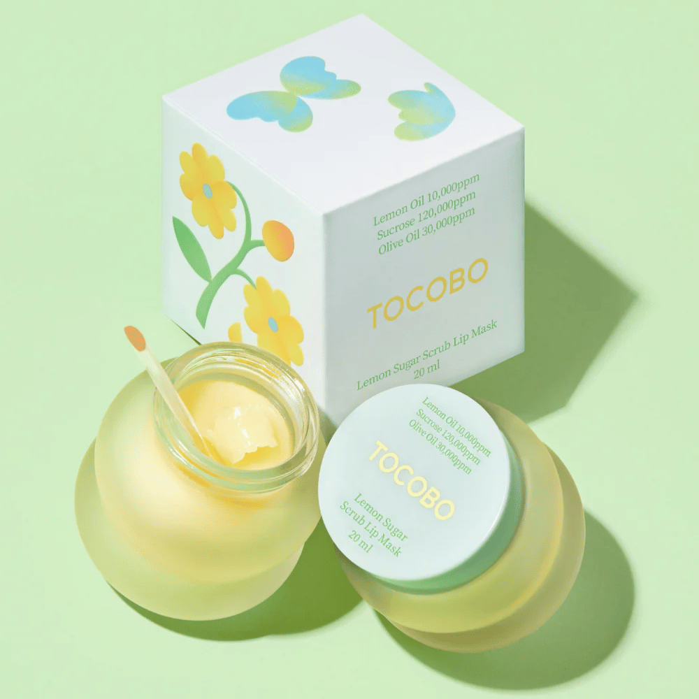 Tocobo Lemon Sugar Scrub Lip Mask skupaj s svojo embalažo z dizajnom cvetja na svetlo zeleni podlagi.