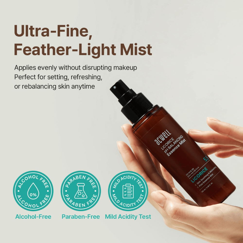 Acwell Licorice pH Balancing Essence Mist se drži v roki in razprši kot ultrafina meglica. Slika izpostavlja formulo brez alkohola in parabenov ter koži prijazen pH, ki ustreza občutljivi koži.
