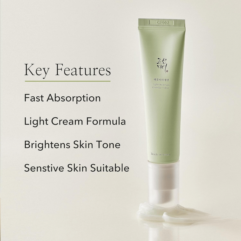 Beauty of Joseon Light On Serum s Centello in vitaminom C, prikazan stoječe z iztisnjenim kremnim izdelkom na dnu. Ključne funkcije so navedene zraven: hitro vpijanje, lahka kremna formula, izboljšanje tena kože in primerna za občutljivo kožo.