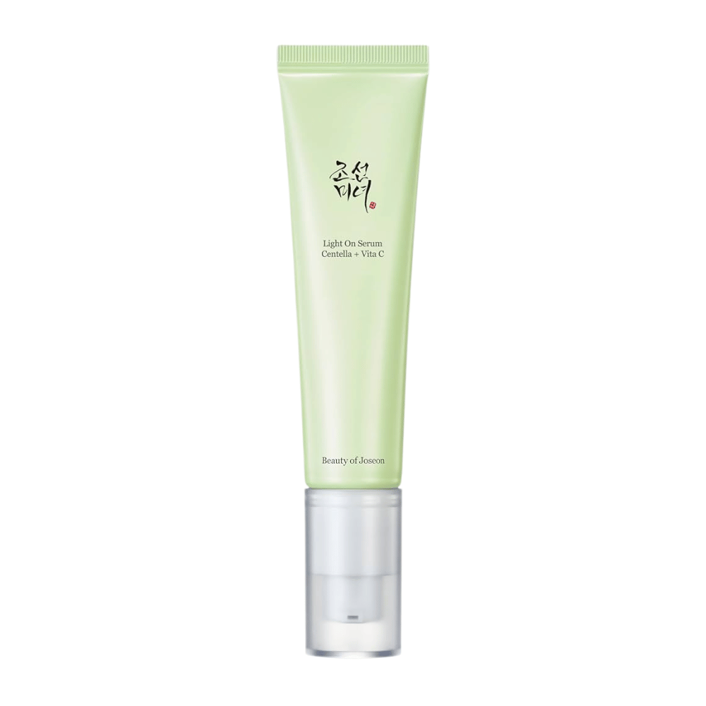Beauty of Joseon Light On Serum v svetlo zeleni tubi s pumpico, ki vsebuje Centello in vitamin C za sijočo nego kože.