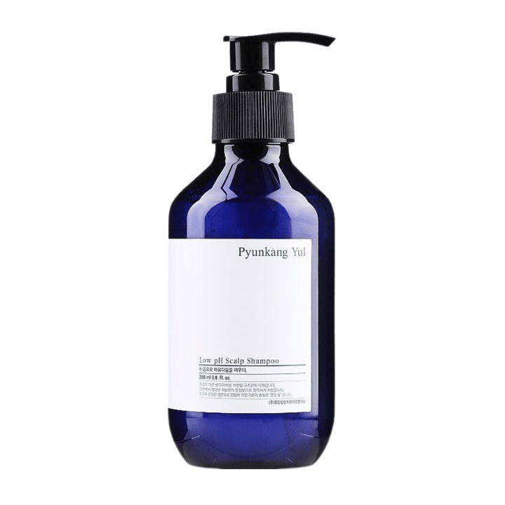 Elegantna izrezana produktna slika Pyunkang Yul Low pH Scalp Shampoo v modri steklenički s pumpico in minimalističnim dizajnom.