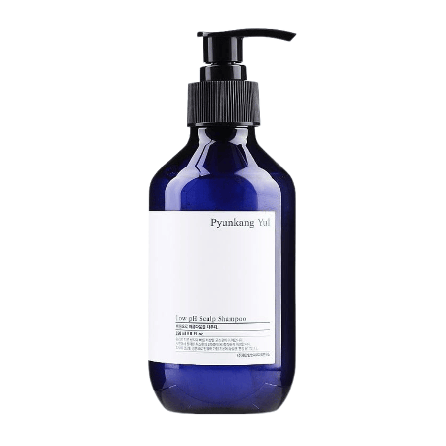 Elegantna izrezana produktna slika Pyunkang Yul Low pH Scalp Shampoo v modri steklenički s pumpico in minimalističnim dizajnom.