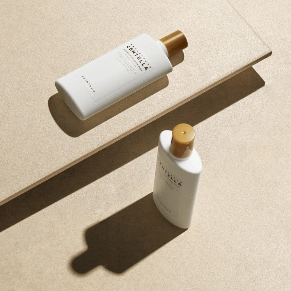 Krema za sončenje znamke SKIN1004 z lahko formulo in visoko zaščito SPF50+, ki vlaži kožo in je primerna za vse tipe kože, vključno z občutljivo kožo