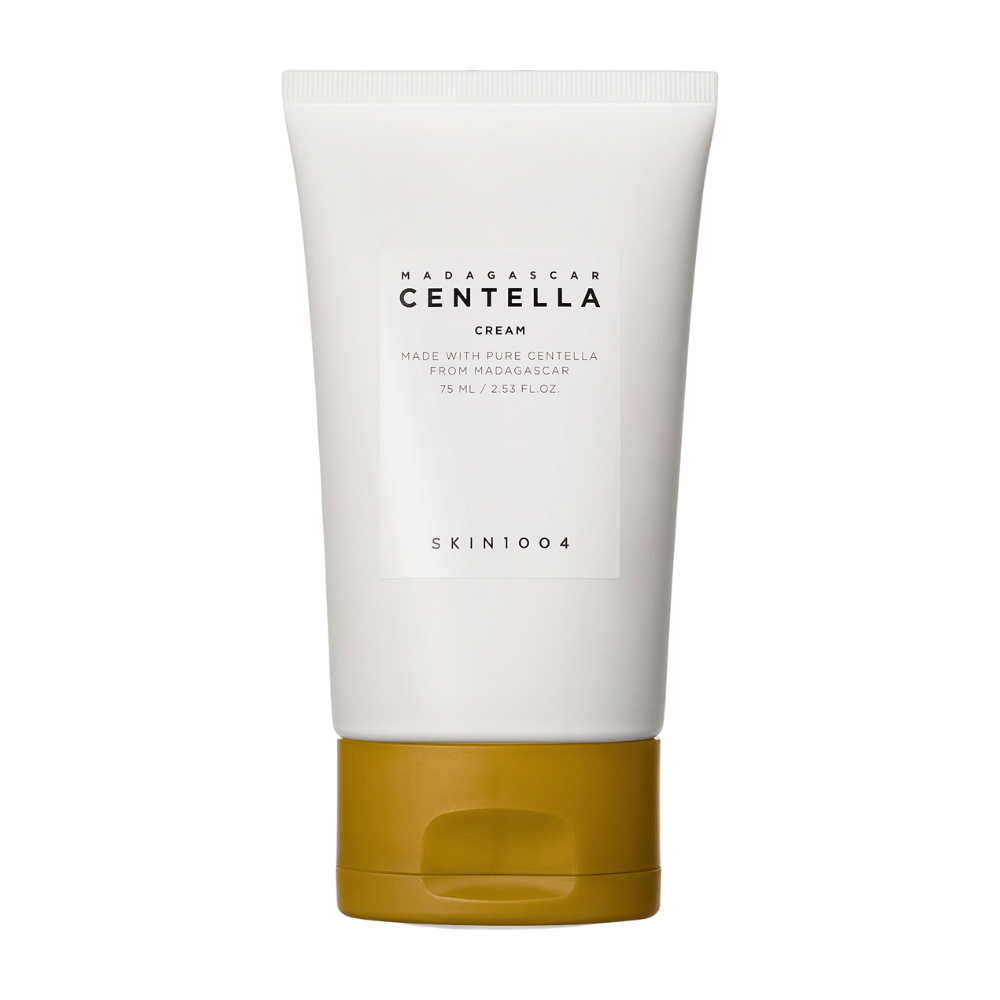 Slika prikazuje tubo s "Madagascar Centella Cream" od SKIN1004. To je krema za kožo, narejena iz čiste Centelle z Madagaskarja in je v pakiranju po 75 ml / 2,53 fl. oz. Izdelek je namenjen za nego kože, da zagotovi hranjenje in vlaženje kože.