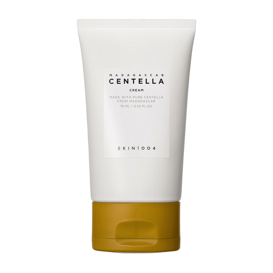 Slika prikazuje tubo s "Madagascar Centella Cream" od SKIN1004. To je krema za kožo, narejena iz čiste Centelle z Madagaskarja in je v pakiranju po 75 ml / 2,53 fl. oz. Izdelek je namenjen za nego kože, da zagotovi hranjenje in vlaženje kože.