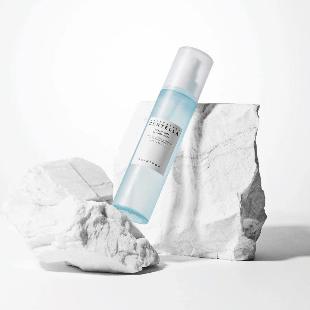 SKIN1004 Madagascar Centella Hyalu-Cica Cloudy Mist – pomirjujoča in vlažilna meglica za obraz za občutljivo kožo s centella iz Madagaskarja