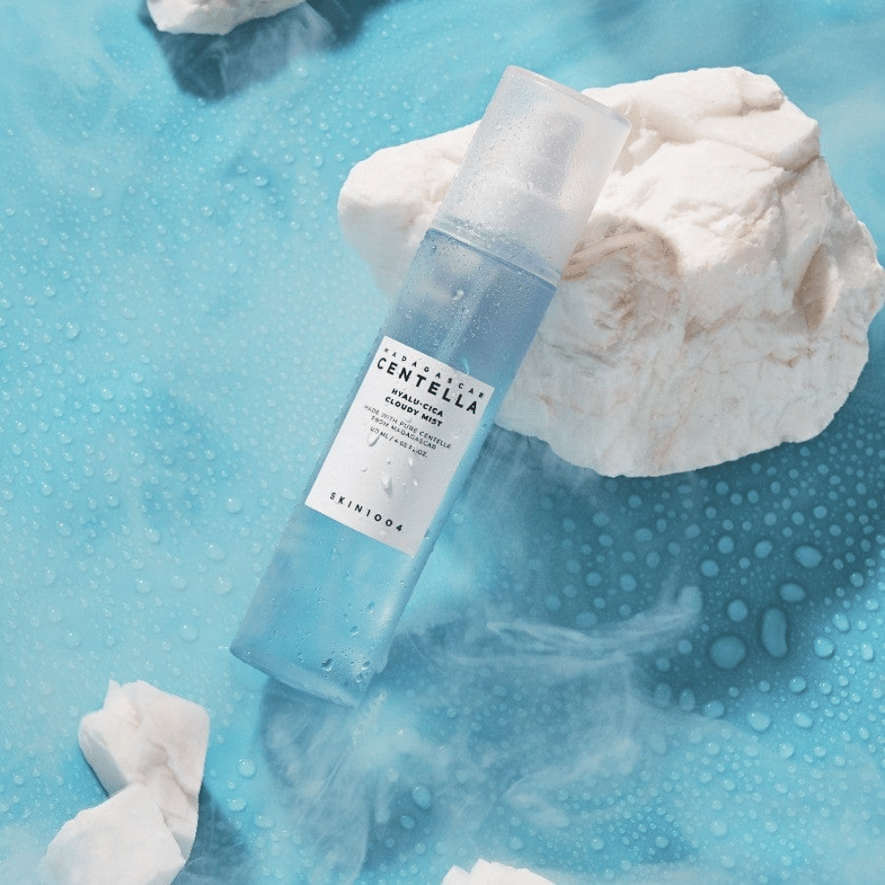 SKIN1004 Madagascar Centella Hyalu-Cica Cloudy Mist 120 ml – vlažilna meglica za obraz s centella asiatica in hialuronsko kislino v vlažnem okolju