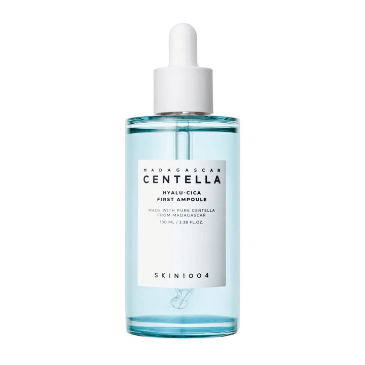Slika izdelka Skin1004 Madagascar Centella Hyalu-Cica First Ampoule, 100 ml steklenička z belo etiketo in pipeto.