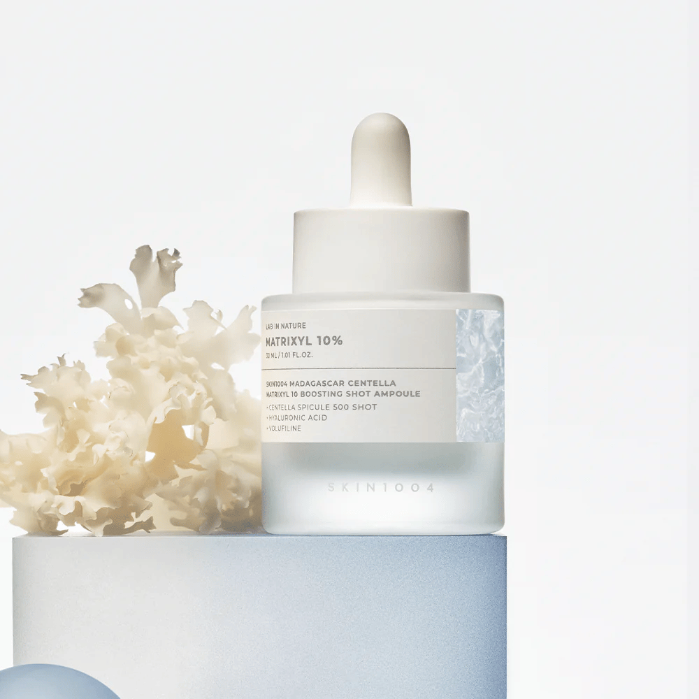 SKIN1004 Madagascar Centella Matrixyl 10 Boosting Shot Ampoule v življenjskem slogu – anti-age serum s peptidi in centello, ki krepi kožno pregrado in daje čvrstost.